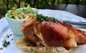 Hamis csirke gordon-bleu ciabattán tálalva mézes-mustáros salátával