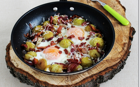 Kelbimbó hagymával, baconnel és tükörtojással