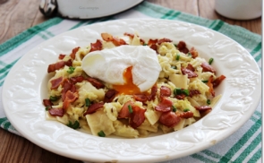 Kelkáposztás tészta baconnel és buggyantott tojással