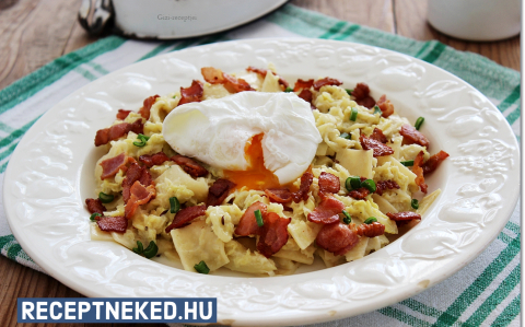 Kelkáposztás tészta baconnel és buggyantott tojással