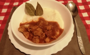 Krumplifőzelék sertéspörkölttel
