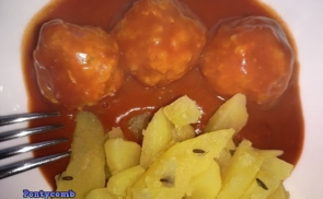 Paradicsomos húsgombóc hasábburgonyával