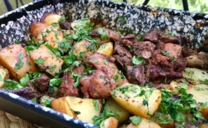Petrezselymes-grillfűszeres csirkemáj újburgonyával