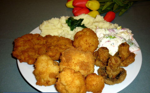 Rántott tál burgonyapürével, majonézes salátával