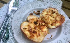 Sajtos-baconos brindzás sült alma pirított mogyoróval