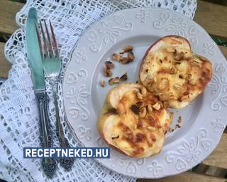 Sajtos-baconos brindzás sült alma pirított mogyoróval