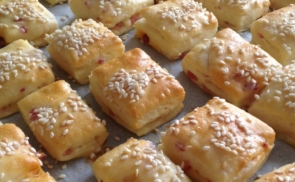 Sonkás-kolbászos, szezámmagos kockák