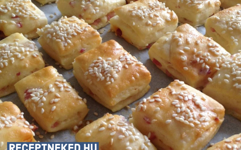 Sonkás-kolbászos, szezámmagos kockák