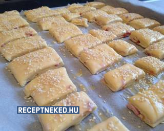 Sonkás-kolbászos, szezámmagos kockák