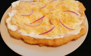 Tejfölös-lilahagymás lángos