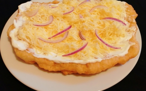 Tejfölös-lilahagymás lángos