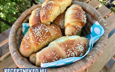 Virslis-szezámos kifli
