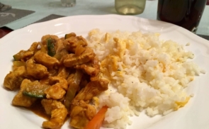 Wokban sült csirkecsíkok zöldséggel és tojásos rizzsel