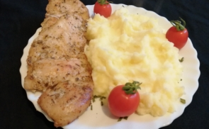Zöldfűszeres csirkemell burgonyapürével