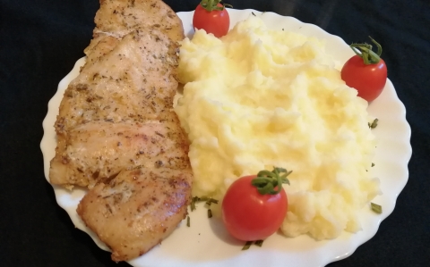 Zöldfűszeres csirkemell burgonyapürével