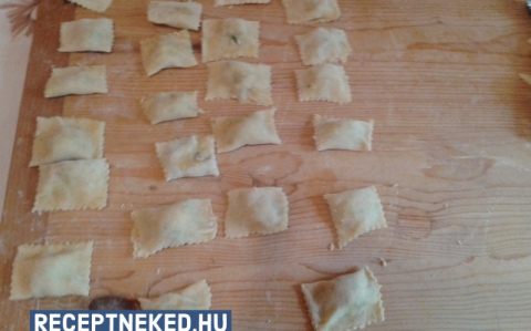 Zöldfűszeres, pulykahúsos derelye