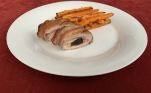 Aszalt szilvával, füstölt sajttal, sonkával töltött pulykamell baconbe tekerve