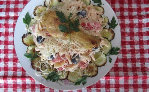 Tésztasaláta cukkíni chipsszel