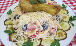 Tésztasaláta cukkíni chipsszel