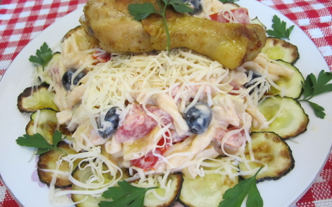 Tésztasaláta cukkíni chipsszel