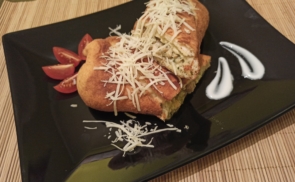 Gyrosos lángos pulykahússal, házi tzatzikivel