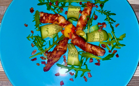 Baconbe tekert pulykamell salátával