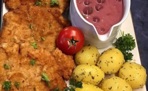 Rántott hús meggy mártással, petrezselymes újkrumplival