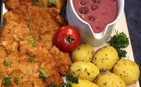 Rántott hús meggy mártással, petrezselymes újkrumplival