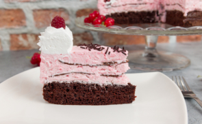 Csokilapos málnamousse torta