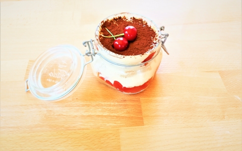 Meggyes tiramisu krémlikőrrel