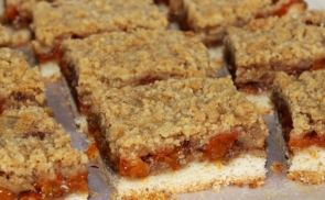 Sárgabarackos-morzsás pite