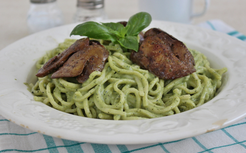 Spagetti cukkinikrémmel és fűszeres csirkemájjal