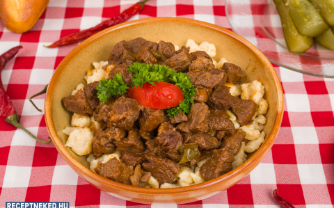 Vörösboros bivalypörkölt