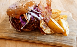 Szaftos, tépett BBQ pulykaburger