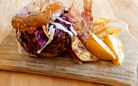 Szaftos, tépett BBQ pulykaburger