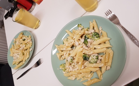 Csirkés-brokkolis penne (egyedényes recept)