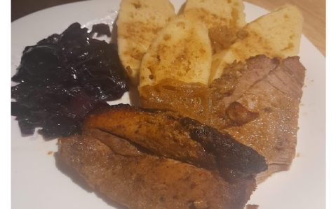 Sült hús párolt lilakáposztával