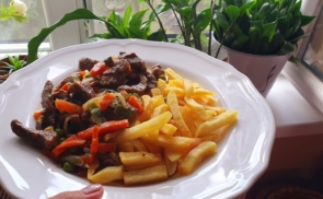 Wokban sült zöldséges lapocka
