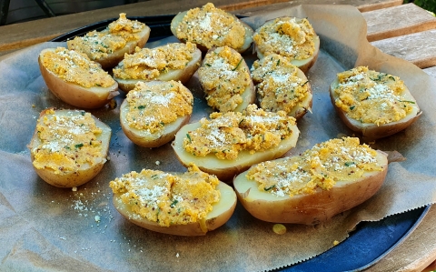 Parmezános-cheddar krémes fűszeres “főtt-sült” burgonya