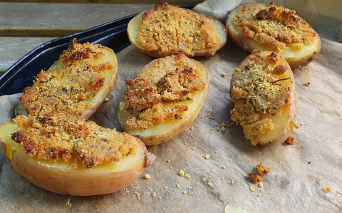 Parmezános-cheddar krémes fűszeres “főtt-sült” burgonya