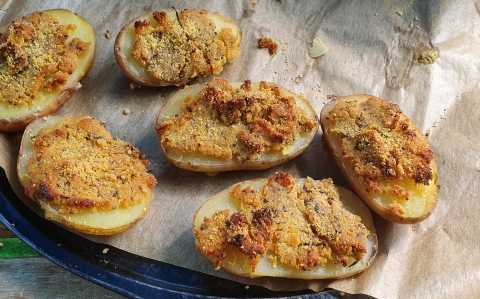 Parmezános-cheddar krémes fűszeres “főtt-sült” burgonya