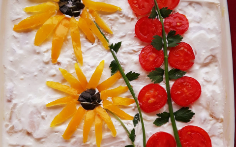 Virág díszítésű majonézes burgonyasaláta