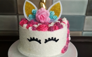 Csokikrémes csillámló egyszarvú torta