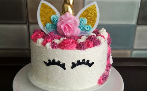 Csokikrémes csillámló egyszarvú torta