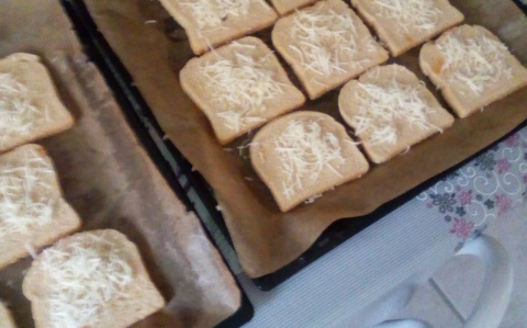 Sütőben sült sajtos bundáskenyér
