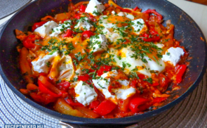 Cukkínis shakshouka kecskesajttal