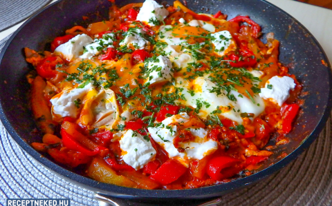Cukkínis shakshouka kecskesajttal