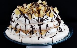 Pavlova fűszeres birsalmával