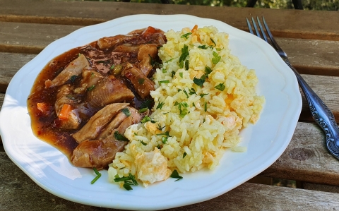 Zöldséges sertéscsíkok szójás-szezámos szószban, tojásos rizzsel