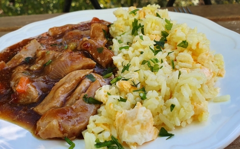 Zöldséges sertéscsíkok szójás-szezámos szószban, tojásos rizzsel